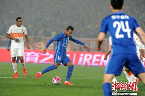 蘇寧主場3-0擊敗魯能獲得開門紅?！∈⒔?攝