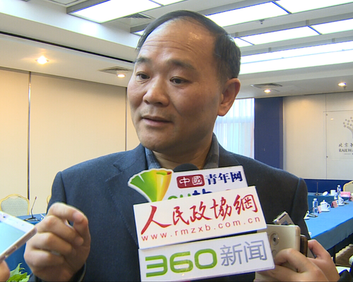全國(guó)政協(xié)委員李書福接受記者采訪。 記者 晉凱 攝