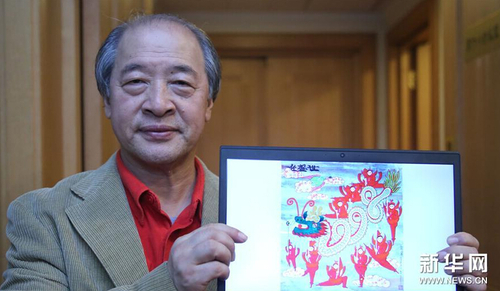 3月4日,全國政協(xié)委員王書平展示自己農(nóng)民學(xué)生李兆川的作品。65歲的李兆川創(chuàng)作的《女子舞龍迎奧運》獲得了全國迎奧運農(nóng)民畫大賽的銀獎
