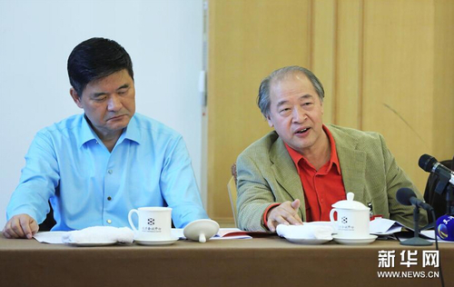3月4日,全國政協(xié)委員王書平（右）在小組會議上提出要深化農(nóng)村文化建設(shè)，以提升農(nóng)民生活方式的文明化程度。
