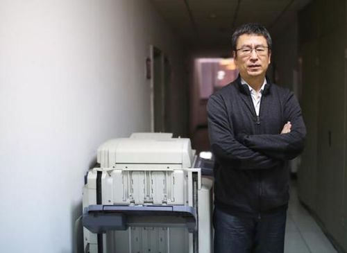 2016年3月5日，北京。全國(guó)政協(xié)委員、央視著名主持人白巖松接受澎湃新聞?dòng)浾卟稍L。