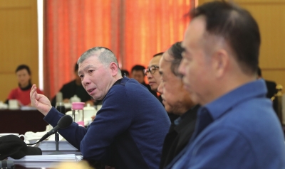 3月7日，全國政協(xié)委員馮小剛在小組會議中發(fā)言。新華社發(fā)