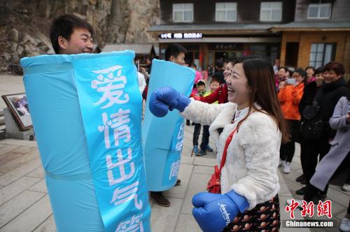 三八節(jié)丈夫甘做“出氣筒” 請(qǐng)妻子解氣