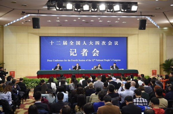 新華社照片，北京，2016年3月8日
    外交部長王毅就“中國的外交政策和對外關(guān)系”答記者問
    3月8日，十二屆全國人大四次會議新聞中心舉行記者會，邀請外交部部長王毅就“中國的外交政策和對外關(guān)系”的相關(guān)問題回答中外記者的提問。
    新華社記者陳益宸攝
