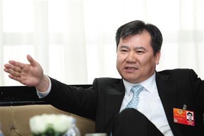 全國(guó)政協(xié)委員、蘇寧控股集團(tuán)董事長(zhǎng)張近東
