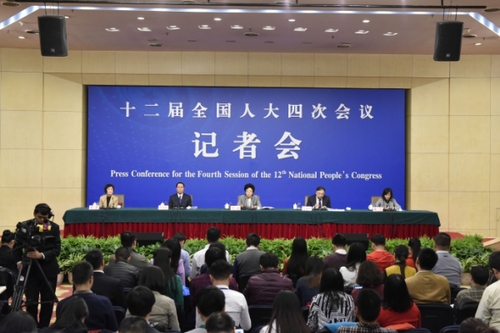 新華社照片，北京，2016年3月8日 
    衛(wèi)計(jì)委主任李斌等就“實(shí)施全面兩孩政策”答記者問(wèn)
    3月8日，十二屆全國(guó)人大四次會(huì)議新聞中心舉行記者會(huì)，邀請(qǐng)國(guó)家衛(wèi)生和計(jì)劃生育委員會(huì)主任李斌、副主任馬曉偉和副主任王培安就“實(shí)施全面兩孩政策”的相關(guān)問(wèn)題回答中外記者的提問(wèn)。
     新華社記者 陳益宸 攝
