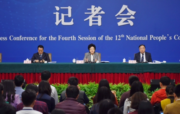 新華社照片，北京，2016年3月8日
    衛(wèi)計委主任李斌等就“實施全面兩孩政策”答記者問
    3月8日，十二屆全國人大四次會議新聞中心舉行記者會，邀請國家衛(wèi)生和計劃生育委員會主任李斌、副主任馬曉偉和副主任王培安就“實施全面兩孩政策”的相關(guān)問題回答中外記者的提問。
    新華社記者薛玉斌攝
