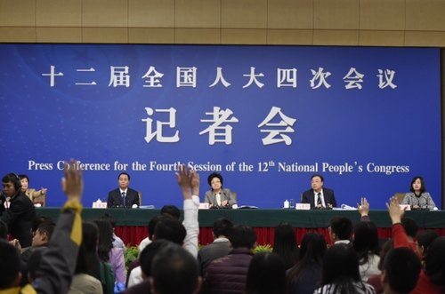 新華社照片，北京，2016年3月8日
    衛(wèi)計(jì)委主任李斌等就“實(shí)施全面兩孩政策”答記者問
    3月8日，十二屆全國人大四次會議新聞中心舉行記者會，邀請國家衛(wèi)生和計(jì)劃生育委員會主任李斌、副主任馬曉偉和副主任王培安就“實(shí)施全面兩孩政策”的相關(guān)問題回答中外記者的提問。
    新華社記者陳益宸攝