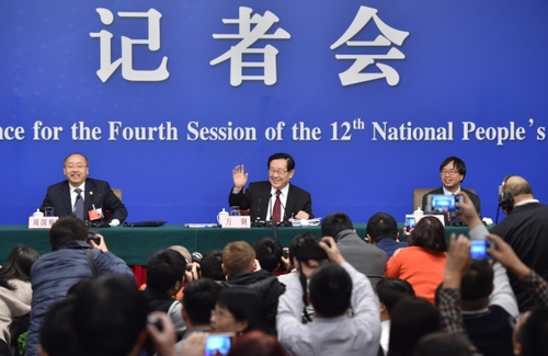 新華社照片，北京，2016年3月10日
    科技部長(zhǎng)萬鋼等就“科技創(chuàng)新發(fā)展”答記者問
    3月10日，十二屆全國(guó)人大四次會(huì)議新聞中心舉行記者會(huì)，邀請(qǐng)科技部部長(zhǎng)萬鋼、中國(guó)科技大學(xué)常務(wù)副校長(zhǎng)潘建偉、浙江省科技廳廳長(zhǎng)周國(guó)輝就“科技創(chuàng)新發(fā)展”的相關(guān)問題回答中外記者的提問。
    新華社記者李鑫攝