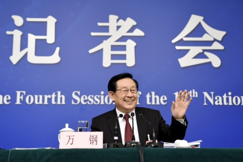 新華社照片，北京，2016年3月10日
    科技部長萬鋼等就“科技創(chuàng)新發(fā)展”答記者問
    3月10日，十二屆全國人大四次會議新聞中心舉行記者會，邀請科技部部長萬鋼、中國科技大學常務副校長潘建偉、浙江省科技廳廳長周國輝就“科技創(chuàng)新發(fā)展”的相關問題回答中外記者的提問。
    新華社記者陳益宸攝