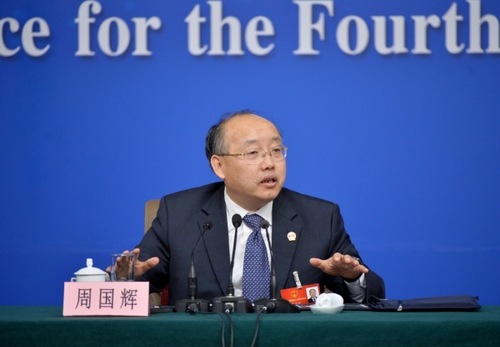 新華社照片，北京，2016年3月10日
    科技部長(zhǎng)萬(wàn)鋼等就“科技創(chuàng)新發(fā)展”答記者問
    3月10日，十二屆全國(guó)人大四次會(huì)議新聞中心舉行記者會(huì)，邀請(qǐng)科技部部長(zhǎng)萬(wàn)鋼、中國(guó)科技大學(xué)常務(wù)副校長(zhǎng)潘建偉、浙江省科技廳廳長(zhǎng)周國(guó)輝就“科技創(chuàng)新發(fā)展”的相關(guān)問題回答中外記者的提問。這是周國(guó)輝在回答記者提問。
    新華社記者李鑫攝