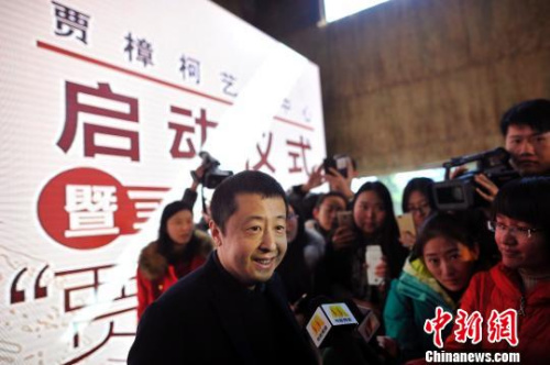 導(dǎo)演賈樟柯10日在家鄉(xiāng)汾陽宣布，由他與汾陽賈家莊聯(lián)合發(fā)起建造的賈樟柯藝術(shù)中心將在汾陽市賈家莊村興建。圖為賈樟柯在啟動儀式現(xiàn)場?！№f亮 攝