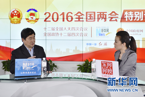 圖為全國(guó)政協(xié)委員、故宮博物院院長(zhǎng)單霽翔做客2016新華網(wǎng)兩會(huì)訪談直播間。新華網(wǎng) 郭小天 攝