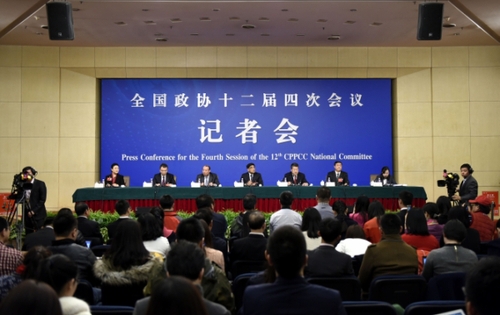 新華社照片，北京，2016年3月11日 
   政協(xié)委員談提振經(jīng)濟(jì)發(fā)展信心
   3月11日，全國政協(xié)十二屆四次會(huì)議在北京梅地亞兩會(huì)新聞中心召開記者會(huì)，邀請(qǐng)全國政協(xié)委員傅成玉、孫蔭環(huán)、盧志強(qiáng)、王文彪、徐冠巨就提振經(jīng)濟(jì)發(fā)展信心，企業(yè)在調(diào)整結(jié)構(gòu)、轉(zhuǎn)型升級(jí)、提質(zhì)增效中發(fā)揮積極作用回答記者提問。 
    新華社記者 陳益宸 攝