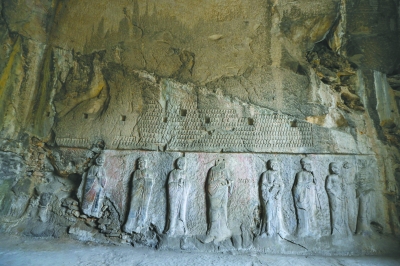 龍門石窟特窟之一的看經(jīng)寺洞窟內(nèi)，南壁上雕刻的唐代羅漢群像?！⌒氯A社發(fā)（張曉理 攝）