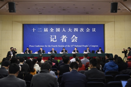 新華社照片，北京，2016年3月11日
    柳斌杰等五位全國(guó)人大相關(guān)負(fù)責(zé)人答記者問
    3月11日，十二屆全國(guó)人大四次會(huì)議新聞中心舉行記者會(huì)，邀請(qǐng)全國(guó)人大教育科學(xué)文化衛(wèi)生委員會(huì)主任委員柳斌杰、全國(guó)人大環(huán)境與資源保護(hù)委員會(huì)委員蒲長(zhǎng)城、全國(guó)人大農(nóng)業(yè)與農(nóng)村委員會(huì)委員張曉山、全國(guó)人大常委會(huì)預(yù)算工作委員會(huì)副主任劉修文、全國(guó)人大常委會(huì)辦公廳秘書局巡視員傅文杰就“人大監(jiān)督工作”的相關(guān)問題回答中外記者的提問。
    新華社記者 陳益宸 攝