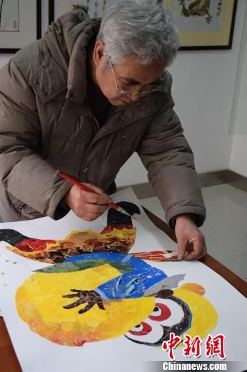 江先孝用撕、貼形式創(chuàng)作“孫悟空”　馬芙蓉　攝