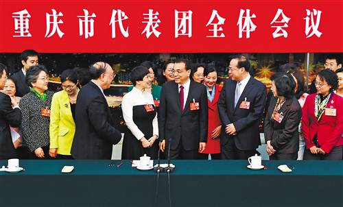 3月8日，中共中央政治局常委、國(guó)務(wù)院總理李克強(qiáng)在參加十二屆全國(guó)人大四次會(huì)議重慶代表團(tuán)審議時(shí)，現(xiàn)場(chǎng)女代表提議總理會(huì)后和女同胞們合影，李克強(qiáng)當(dāng)即答應(yīng)，并向在場(chǎng)的所有女代表，以及參加兩會(huì)的全體女代表、女委員和女工作人員致以節(jié)日問(wèn)候。