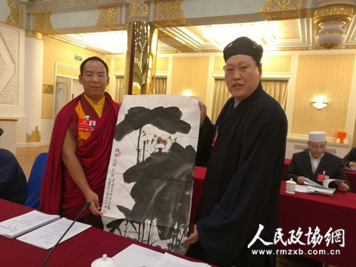 兩會(huì)期間，唐誠青委員為十一世班禪作畫。