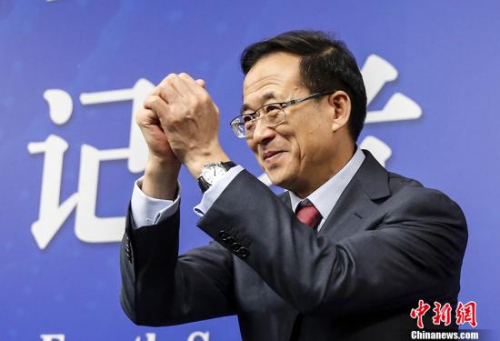3月12日，十二屆全國人大四次會議新聞中心舉行記者會，邀請中國銀行業(yè)監(jiān)督管理委員會主席尚福林、中國證券監(jiān)督管理委員會主席劉士余、中國保險監(jiān)督管理委員會主席項俊波回答中外記者的提問。圖為劉士余向記者打招呼。 <a target='_blank' href='http://www.chinanews.com/'>中新社</a>記者 張浩 攝