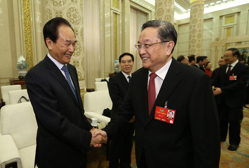 　3月14日，中共中央政治局常委、全國政協(xié)主席俞正聲在北京人民大會堂會見參加全國政協(xié)十二屆四次會議新聞報道工作的中央主要新聞媒體負責同志和記者代表，向參加大會報道的新聞工作者表示誠摯慰問和衷心感謝。這是俞正聲與新華社社長蔡名照握手。新華社記者 馬占成 攝