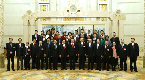 　3月14日，中共中央政治局常委、全國政協(xié)主席俞正聲在北京人民大會堂會見參加全國政協(xié)十二屆四次會議新聞報道工作的中央主要新聞媒體負責同志和記者代表，向參加大會報道的新聞工作者表示誠摯慰問和衷心感謝。新華社記者 馬占成 攝