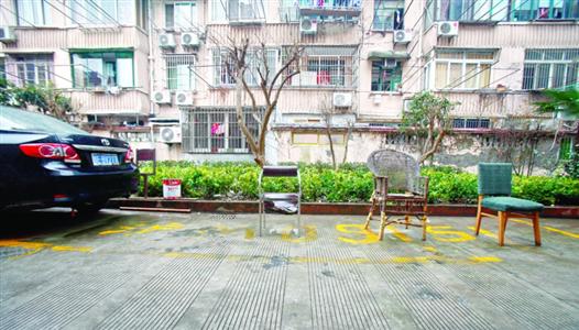 一些小區(qū)停車位緊張，居民使用各種方法“圈占”停車位。