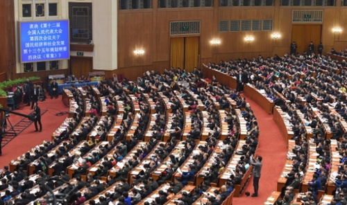 新華社照片，北京，2016年3月16日 
    十二屆全國人大四次會議在北京閉幕 
    3月16日，第十二屆全國人民代表大會第四次會議在北京人民大會堂舉行閉幕會。    
    新華社記者 楊宗友 攝


