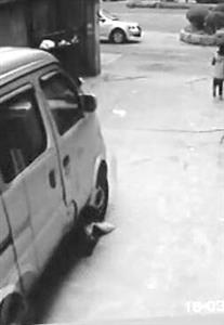 南京4歲男孩被車碾過(guò)后站起僅后腦勺8厘米擦傷