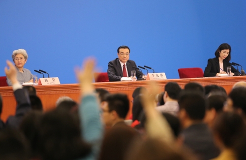 新華社照片，北京，2016年3月16日 
    李克強總理與中外記者見面 
    3月16日，國務(wù)院總理李克強在北京人民大會堂與中外記者見面，并回答記者提問。 
    新華社記者 劉衛(wèi)兵 攝
