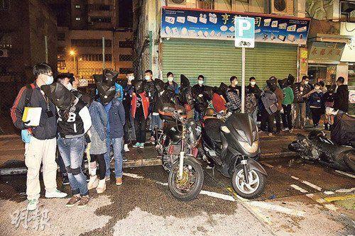 警方在旺角新填地街目標(biāo)單位破獲毒品飯?zhí)茫胁?1名男女。圖自香港《明報》