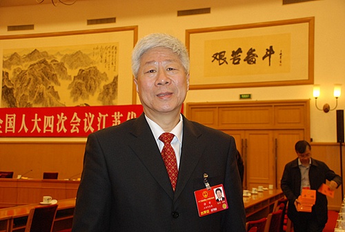 全國(guó)人大代表、江蘇省人民檢察院原檢察長(zhǎng)徐安。人民網(wǎng)記者王繼亮攝