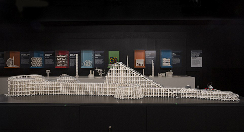 塔克在創(chuàng)作這些作品時(shí)，僅僅依靠照片中的建筑的形狀進(jìn)行反復(fù)嘗試，并不依賴電腦建模。（網(wǎng)頁(yè)截圖）