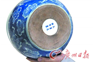 這件小畫(huà)缸底部“泥胎底”和落款是真的，其余為仿造。