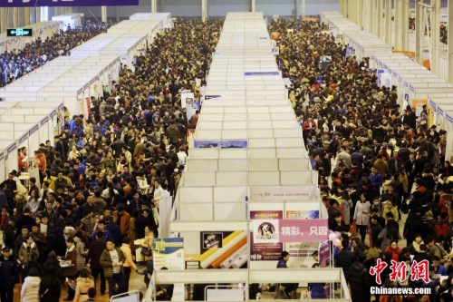 資料圖：2月19日，山東省濰坊市，求職者在人才招聘會(huì)現(xiàn)場(chǎng)尋覓適合自己的工作崗位。當(dāng)日，“2016年山東半島城市群(濰坊)春季人才交流洽談會(huì)”在濰坊金寶國(guó)際會(huì)展中心舉行，742家用人單位前來(lái)進(jìn)行招聘，提供崗位4萬(wàn)余個(gè)，吸引了5萬(wàn)多名求職者前來(lái)。 圖片來(lái)源：視覺(jué)中國(guó)