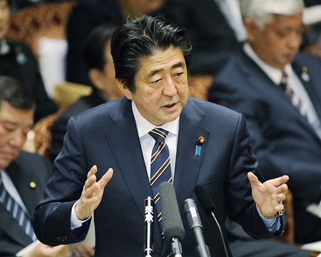 六成日本人認(rèn)為安倍經(jīng)濟(jì)學(xué)失?。翰辉僦档闷诖? style=