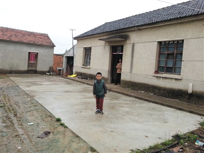 養(yǎng)子6歲時(shí)在親生父母家門前的留影。李征琴見表妹家困難，主動(dòng)提出收養(yǎng)孩子。