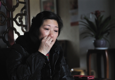 3月18日，出獄后的“南京虐童”母親李征琴，在自己家中向記者講述自己與養(yǎng)子的故事。A14-A15版攝影/新京報(bào)記者 尹亞飛