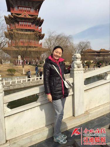 臨近畢業(yè)，當(dāng)大多數(shù)大學(xué)生還在為考研、找工作而努力時(shí)，安徽大學(xué)化學(xué)化工學(xué)院2012級(jí)的“美女學(xué)霸”王一茗，已經(jīng)陸續(xù)收到12所美國名校的博士錄取通知書，這其中，就有全美排名第六的UIUC大學(xué)?？蓜e以為“學(xué)霸”只會(huì)死讀書，這位22歲的“美女學(xué)霸”除了愛泡在實(shí)驗(yàn)室，休閑時(shí)最愛的還是“看美劇”。