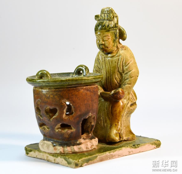 這是陸羽煮茶三彩器（3月18日攝）。新華社記者 李博 攝