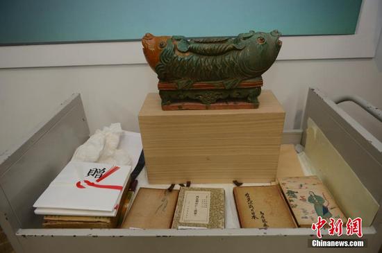 　　　3月28日，捐贈的遼代文物與遼代歷史研究文獻(xiàn)。當(dāng)日，日本帝塚山大學(xué)文化創(chuàng)造學(xué)科教授牟田口章人在呼和浩特，向內(nèi)蒙古博物院捐贈了遼代文物“雙魚形琉璃釉建筑構(gòu)件”。據(jù)悉，該文物是他在日本自己出資購得，同時他還代友人捐助了遼代歷史研究文獻(xiàn)。中新社記者 劉文華 攝