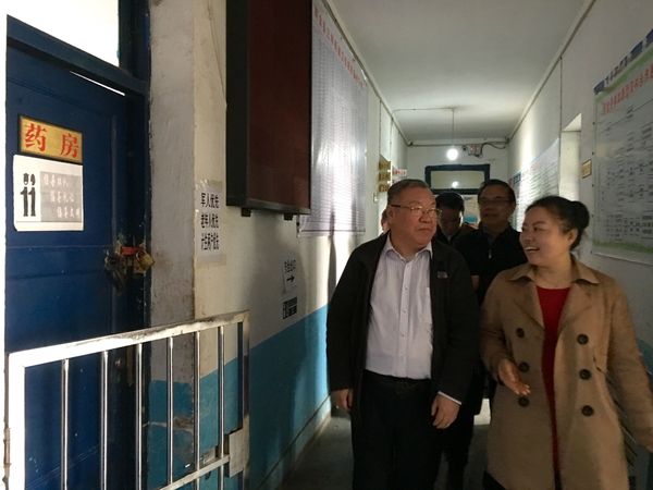 李文忠在織金縣三甲街道衛(wèi)生院考察基層醫(yī)院設(shè)施，右為該衛(wèi)生院院長王啟娟。
