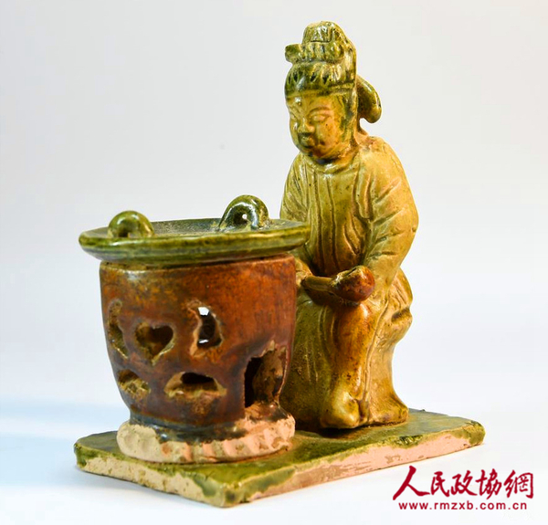 唐三彩“陸羽煮茶圖”，河南鞏義出土。