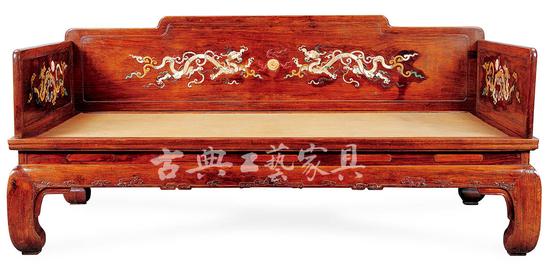 1995年“清水山房”專場(chǎng)拍品“明 黃花梨木百寶嵌紋羅漢床”，現(xiàn)藏于觀復(fù)博物館。（圖片提供：北京觀復(fù)博物館）