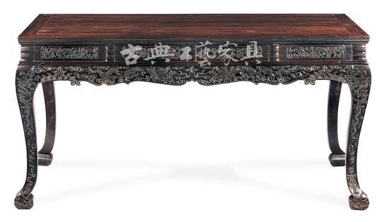 1995年古典家具第一場(chǎng)個(gè)人專場(chǎng)“清水山房”專場(chǎng)拍品“清康熙 紫檀高束腰大畫桌”，現(xiàn)藏于觀復(fù)博物館。（圖片提供：北京觀復(fù)博物館）