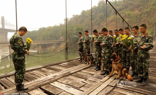 2016年3月29日，云南瑞麗，邊防大隊(duì)江橋警犬復(fù)訓(xùn)基地的官兵在警犬墓群前，帶著警犬列隊(duì)，悼念特殊的“警犬戰(zhàn)友”，敬獻(xiàn)花環(huán)。脫帽、默哀、敬禮，簡(jiǎn)單的儀式承載了官兵與警犬之間深厚的戰(zhàn)友情誼。11年來(lái)，這個(gè)基地先后有12頭警犬光榮地完成使命，葬在山頭。