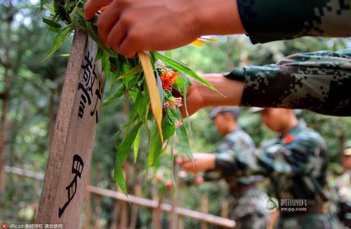 瑞麗邊防大隊江橋警犬復(fù)訓(xùn)基地的官兵在悼念“警犬戰(zhàn)友”，敬獻(xiàn)花環(huán)。