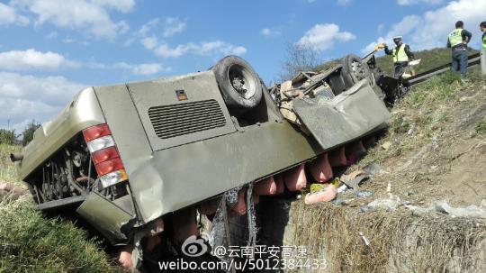 昆楚高速一旅游大巴翻車，3人現(xiàn)場死亡?！【W(wǎng)絡(luò)圖 攝