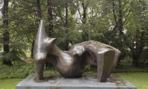 亨利·摩爾，《側(cè)臥的人》（Reclining Figure）.jpg