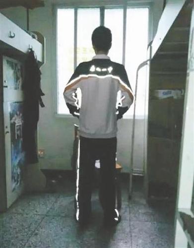 學(xué)生穿著的反光校服。圖據(jù)網(wǎng)友